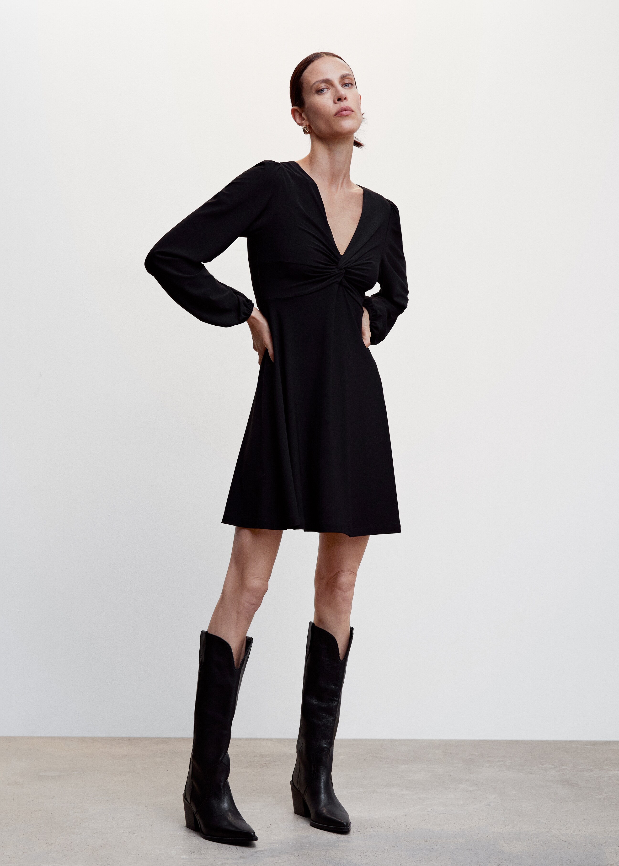 Black dress with knot detail - General plane