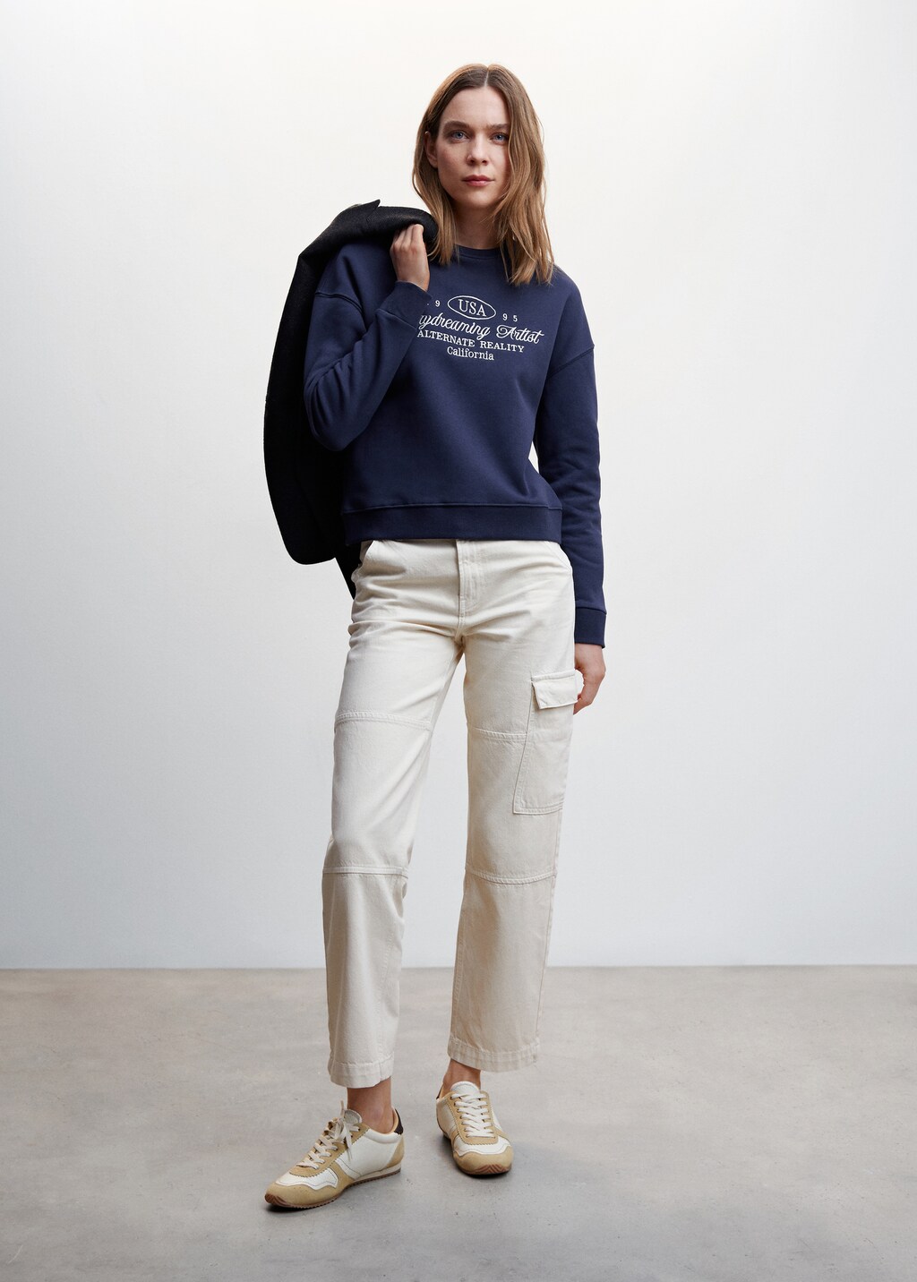 Sweatshirt mit aufgesticktem Schriftzug - Allgemeine Ansicht