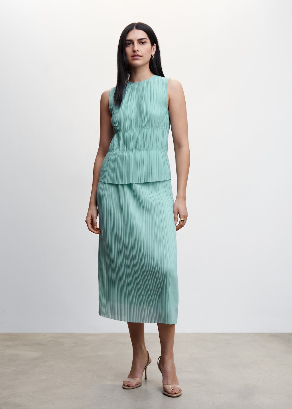 Sleeveless pleated top - General plane