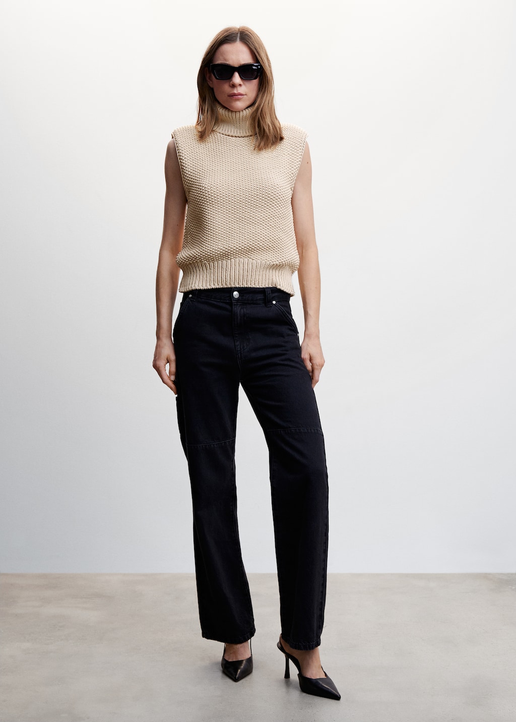 Turtleneck knitted gilet  - General plane