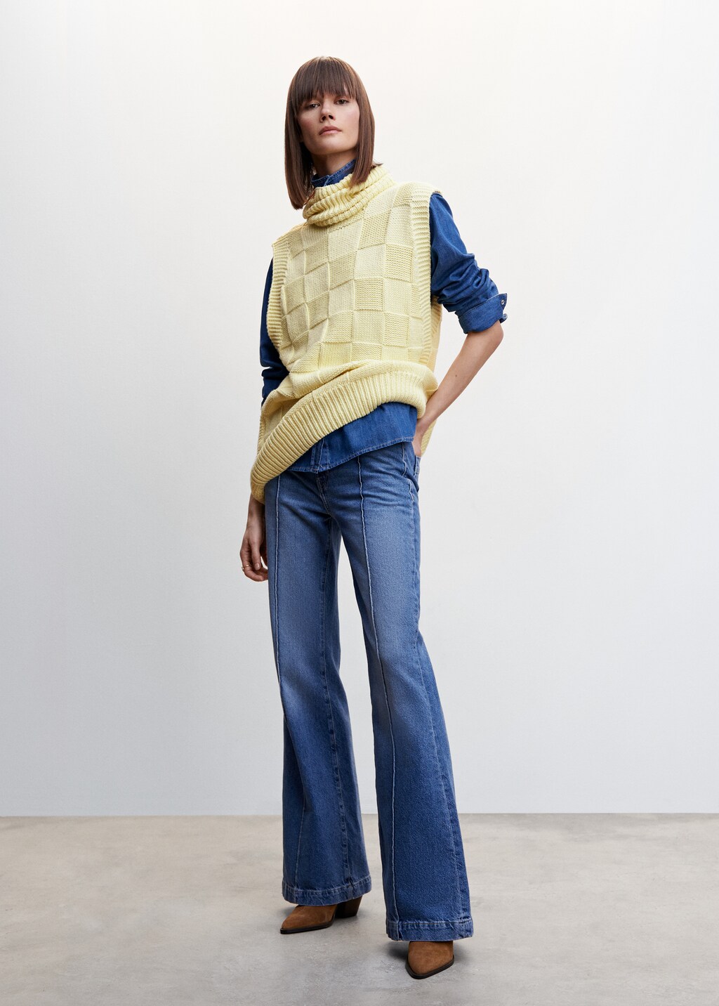 Turtleneck knitted gilet  - General plane