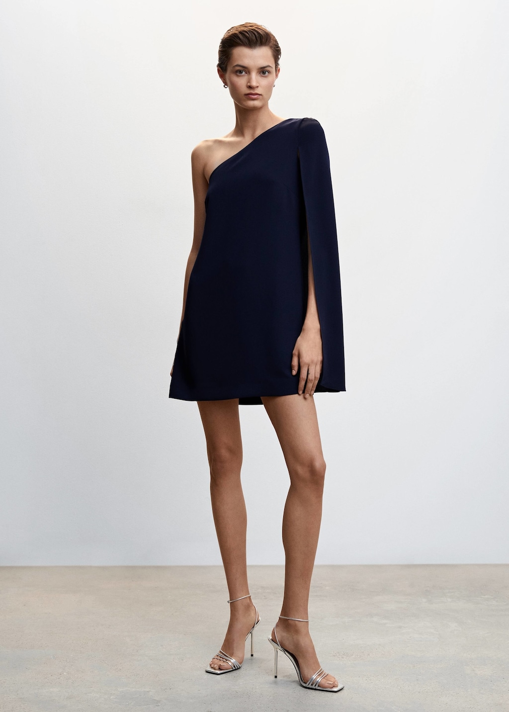 Asymmetrical cape dress - General plane