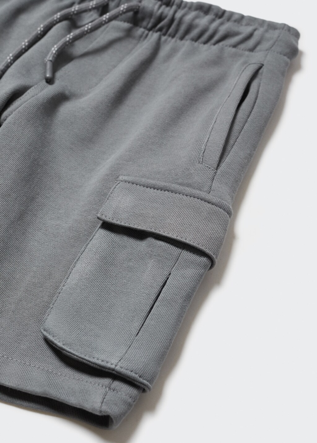 Cargo pockets Bermuda shorts - Details of the article 8