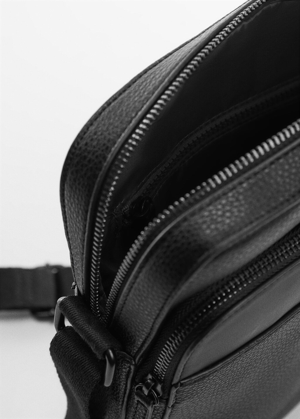 Leather-effect shoulder bag - Details of the article 2