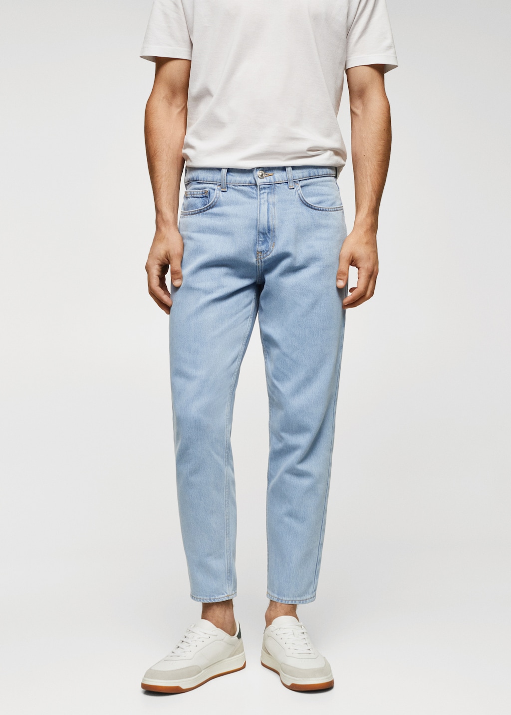 Lightweight light-wash tapered-fit jeans - Medium plane