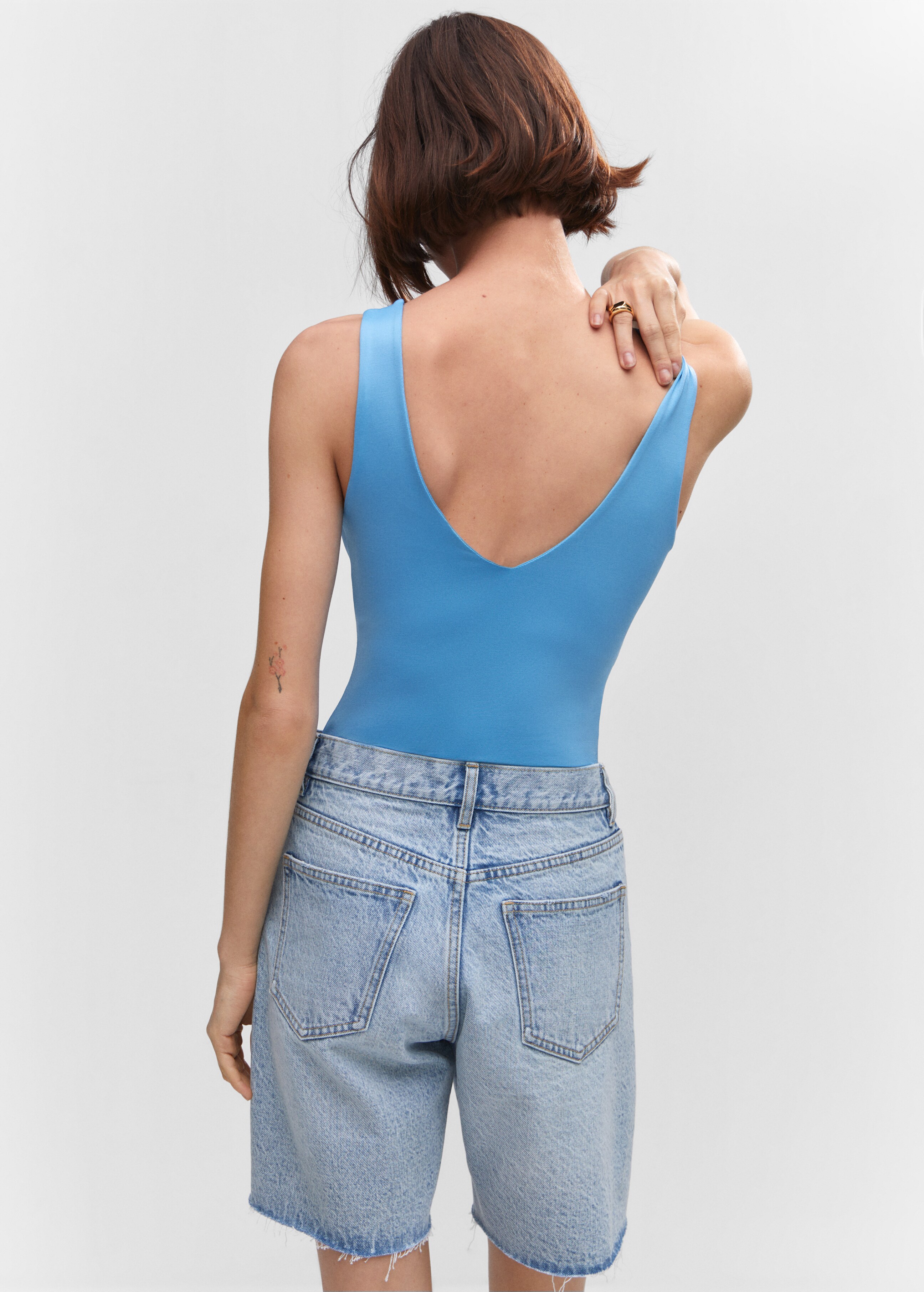 Back neckline body - Reverse of the article