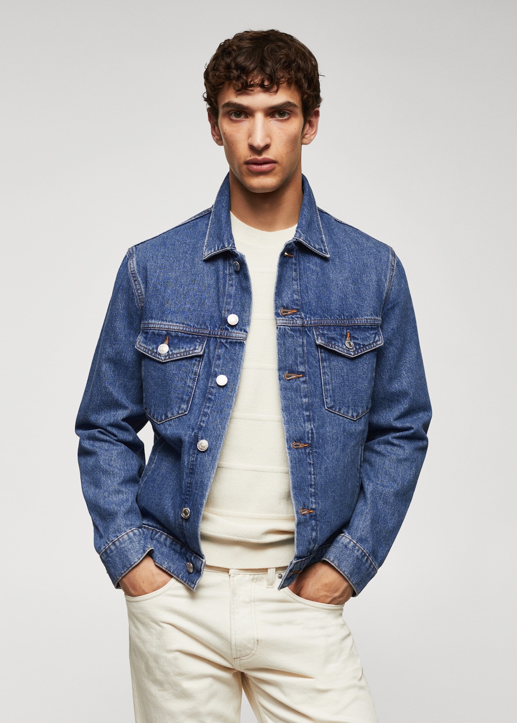 Blouson en jean essentiel - Plan moyen