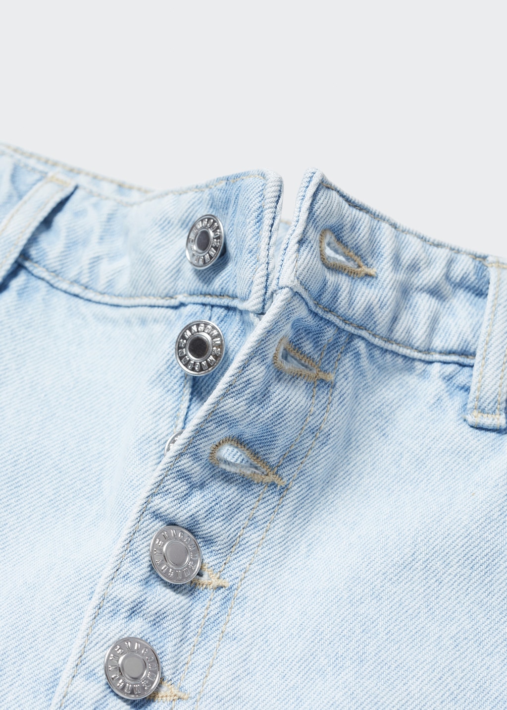 Denim shorts with buttons - Details of the article 8