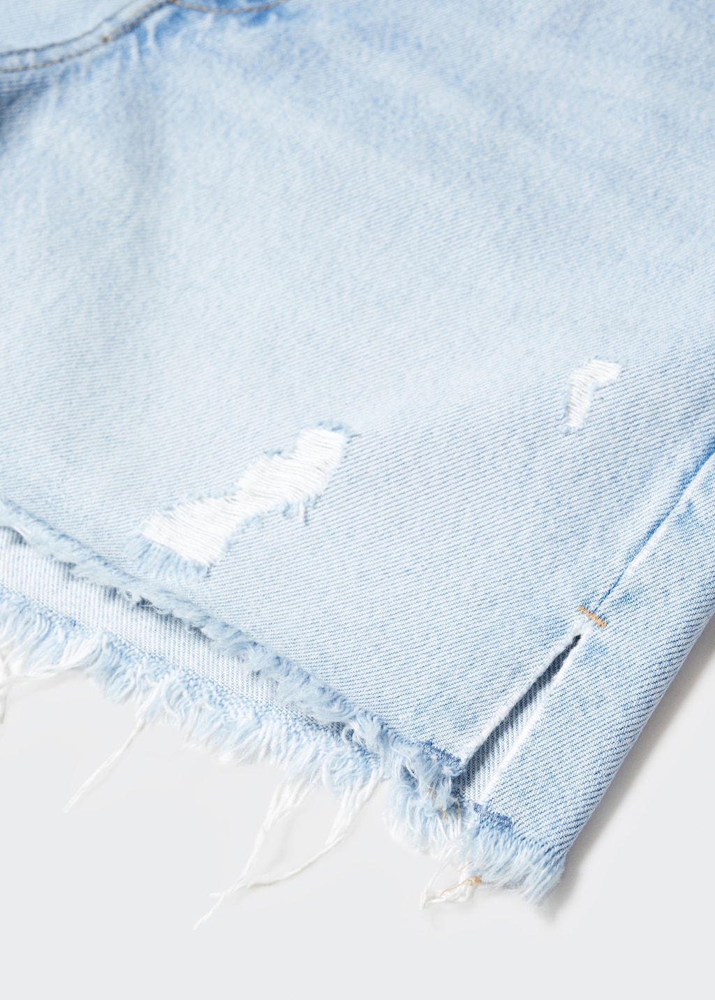 Straight shorts with frayed hem - Details of the article 8