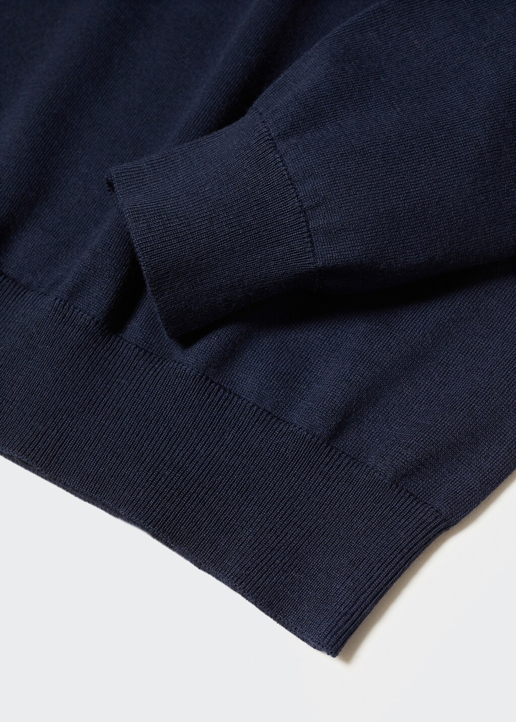 100% merino wool V-neck sweater - Details of the article 8