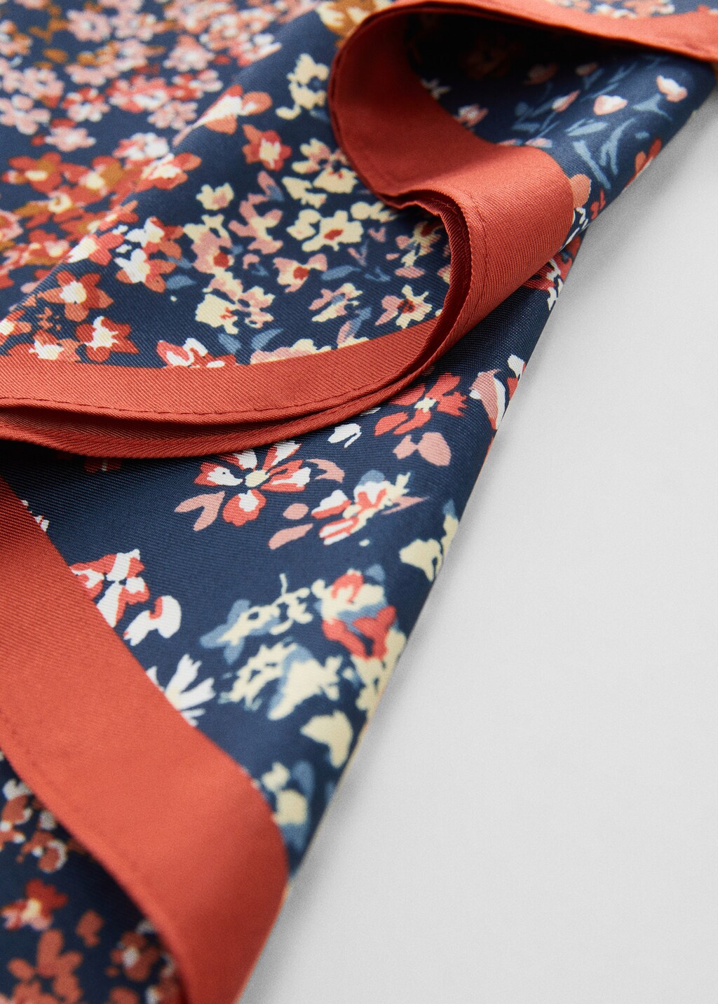 Foulard imprimé microfleurs - Plan moyen