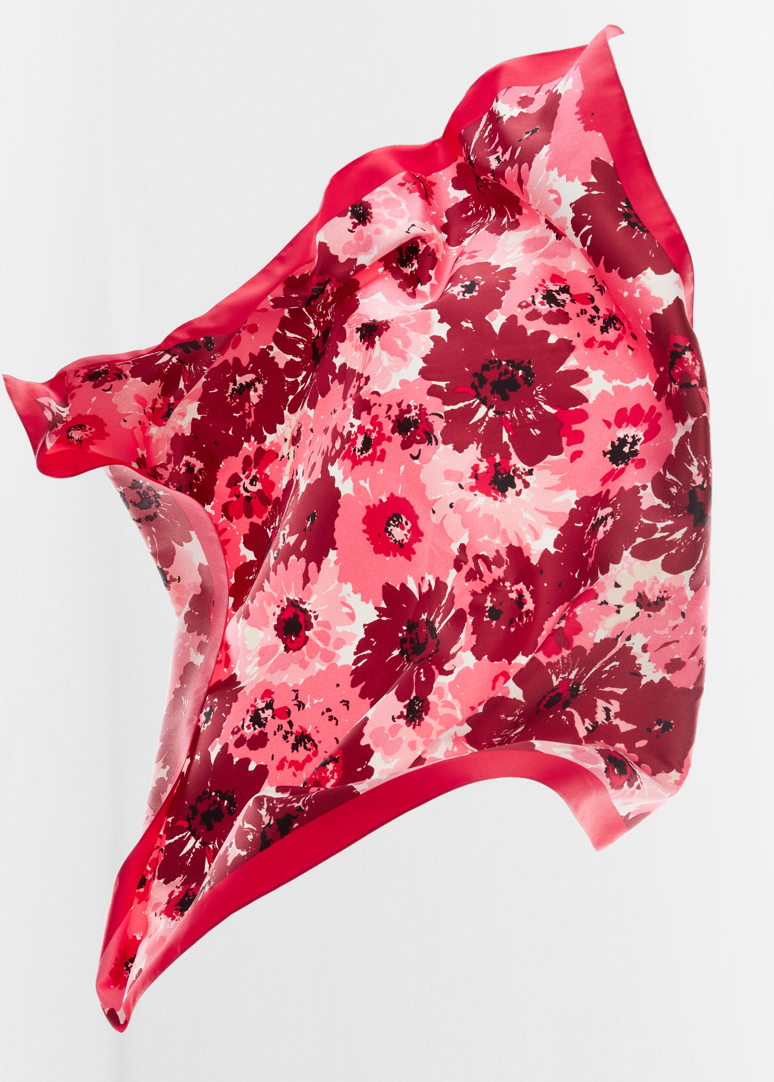 Foulard imprimé à fleurs - Plan moyen