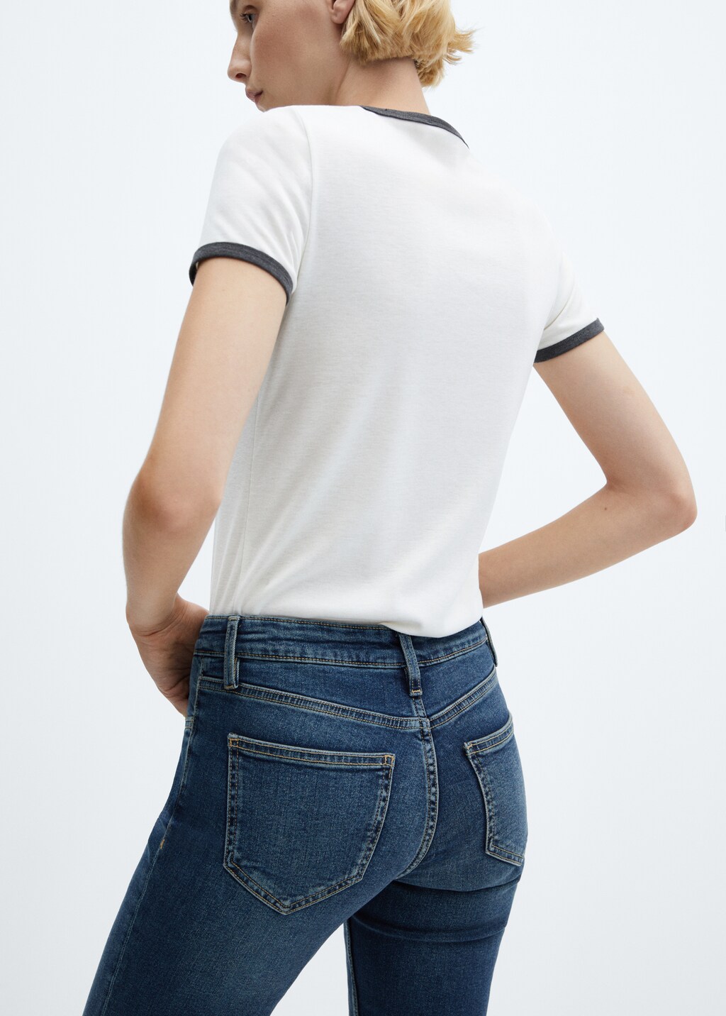 Low-rise flared jeans - Details of the article 6