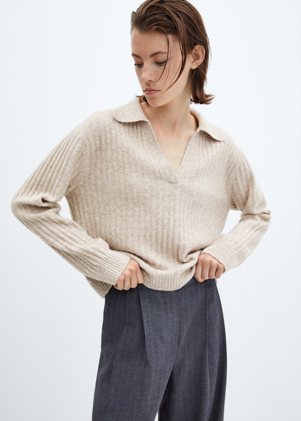 V-neck ribbed knit sweater - Medium plane