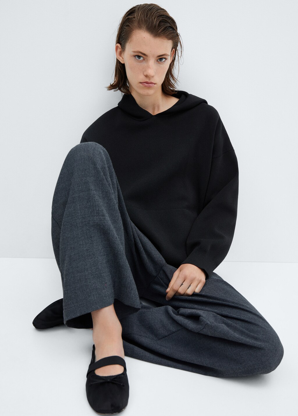 Hooded sweatshirt with front pocket - Details of the article 2