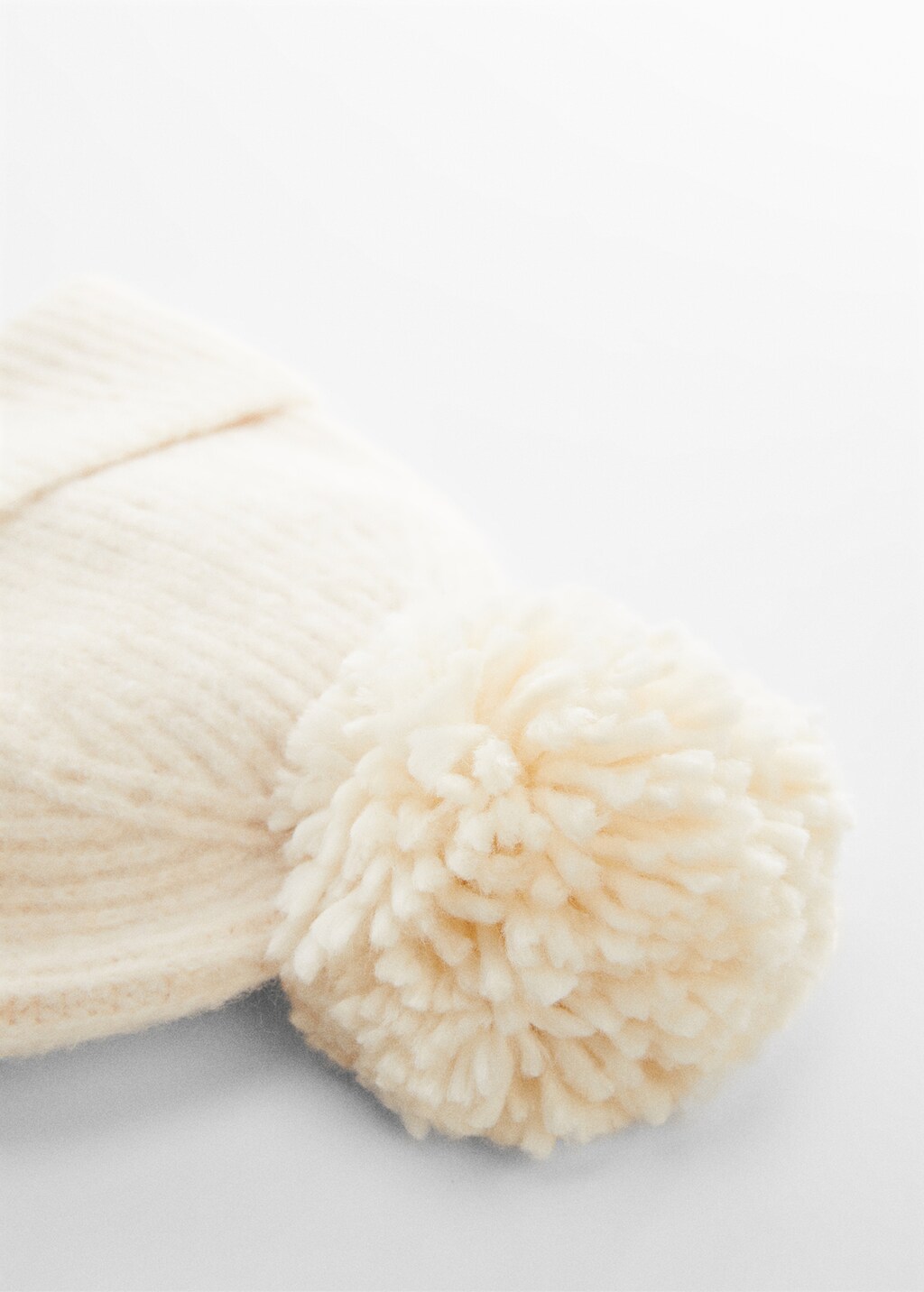 Pom pom cable-knit beanie - Details of the article 1