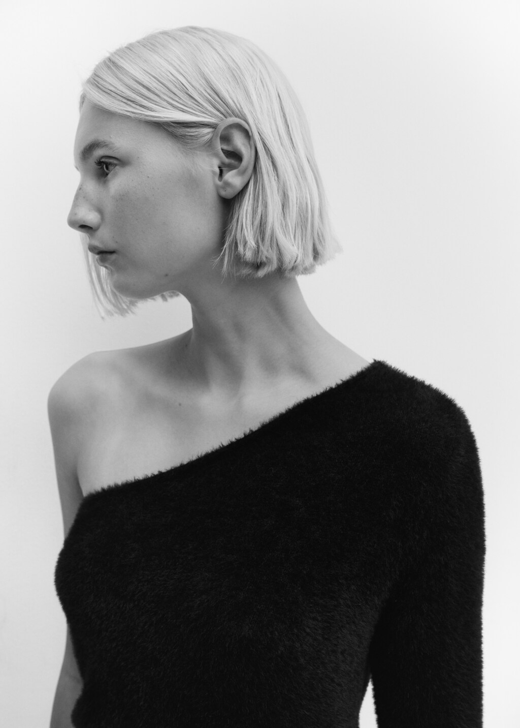 Asymmetrical fur-effect sweater - Details of the article 1