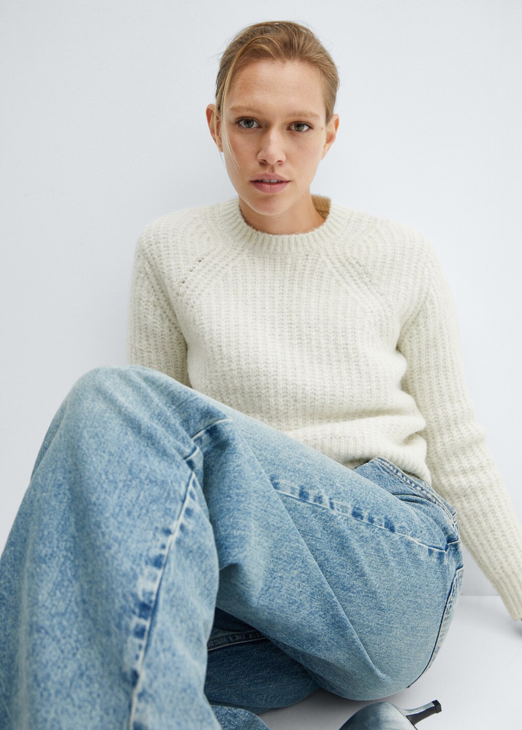 Round-neck knitted sweater - Details of the article 2