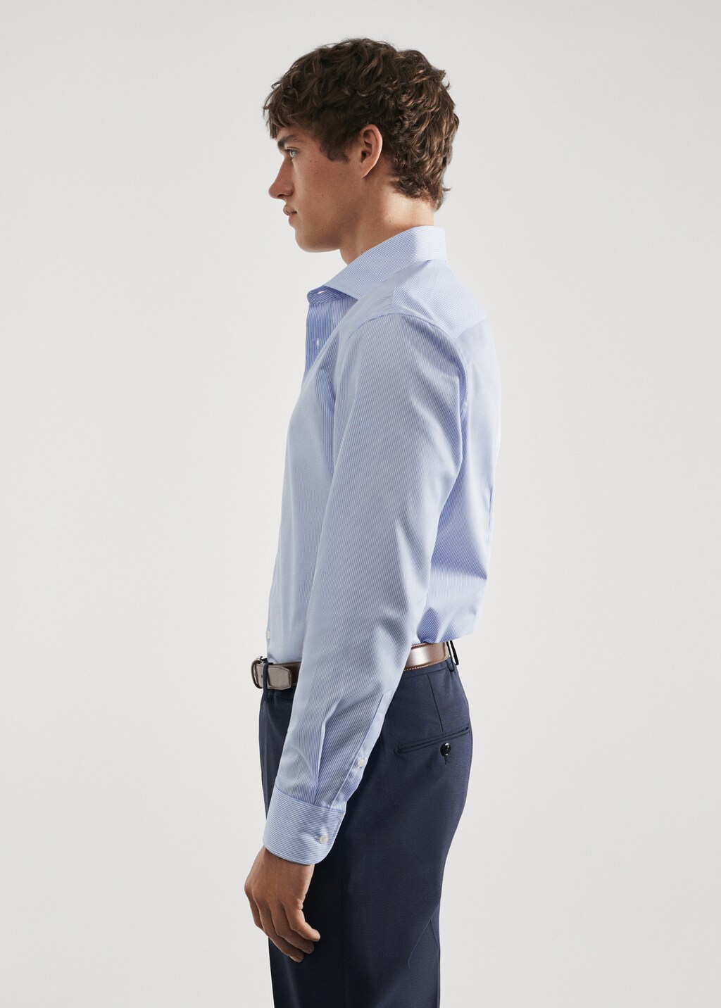 Feingestreiftes Slim Fit-Oberhemd aus Twill - Detail des Artikels 2