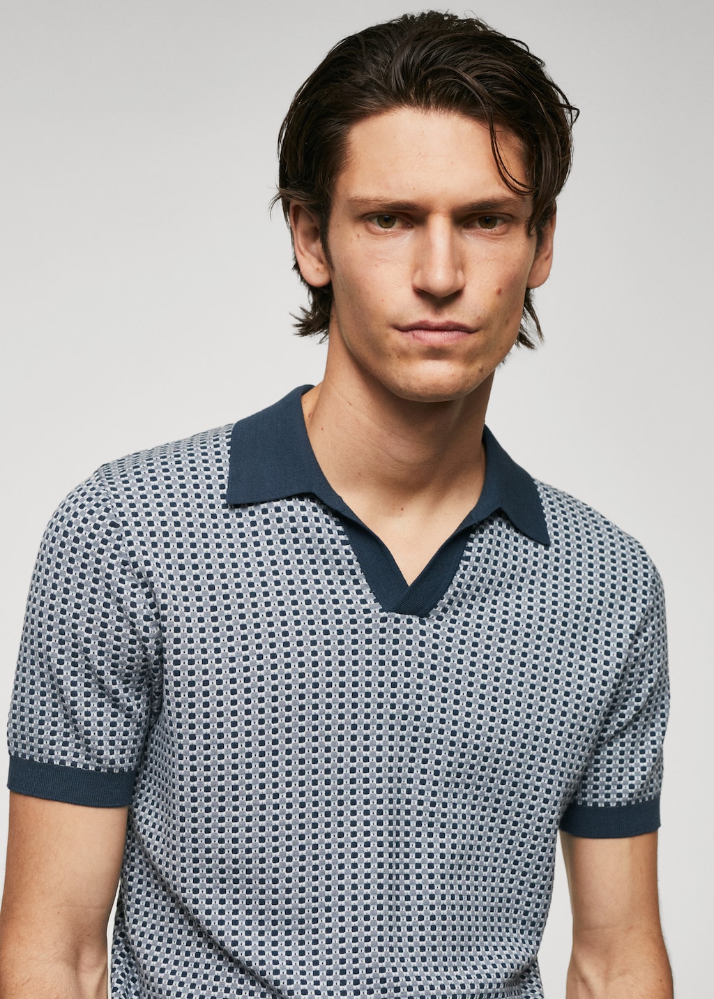 Feinstrick-Poloshirt mit geometrischer Struktur - Detail des Artikels 1