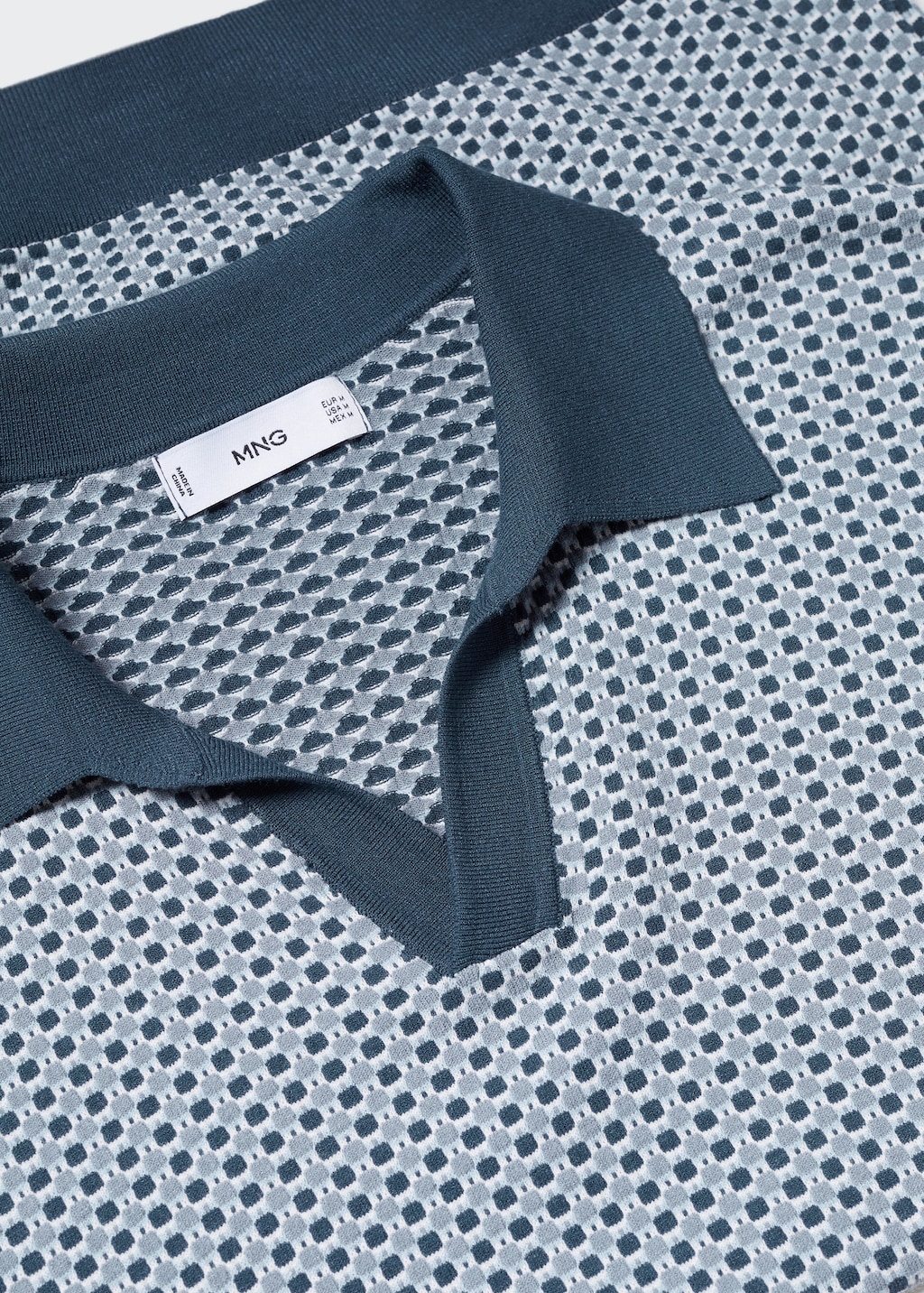 Fine-knit polo shirt with geometric structure - Details of the article 8