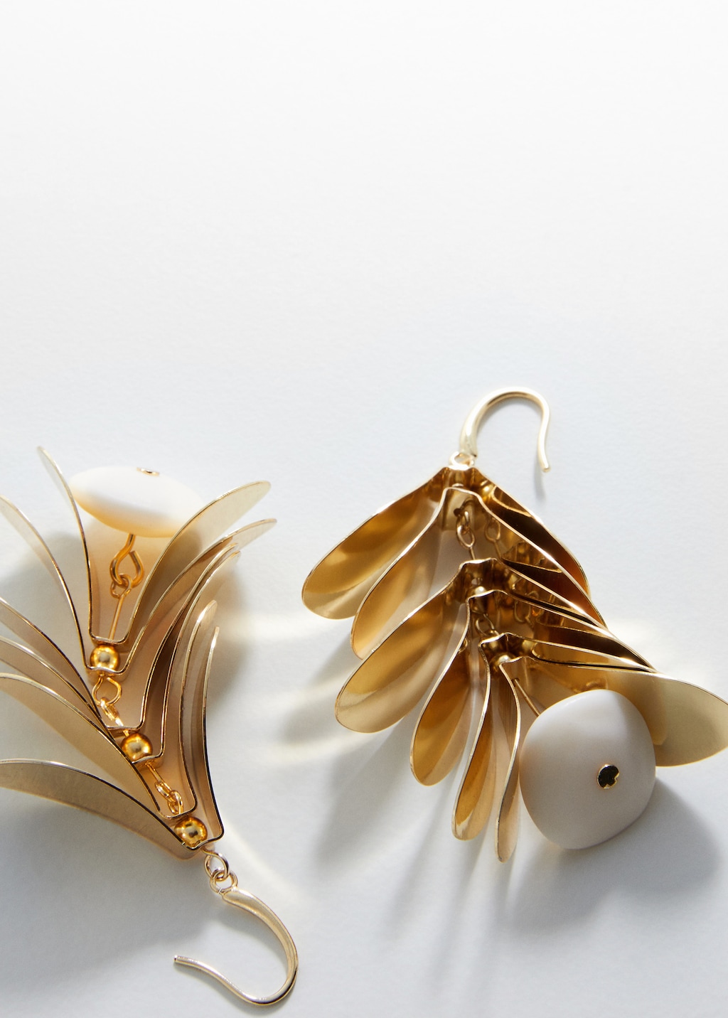 Metallic-leaves <b>earrings</b> - Medium plane.