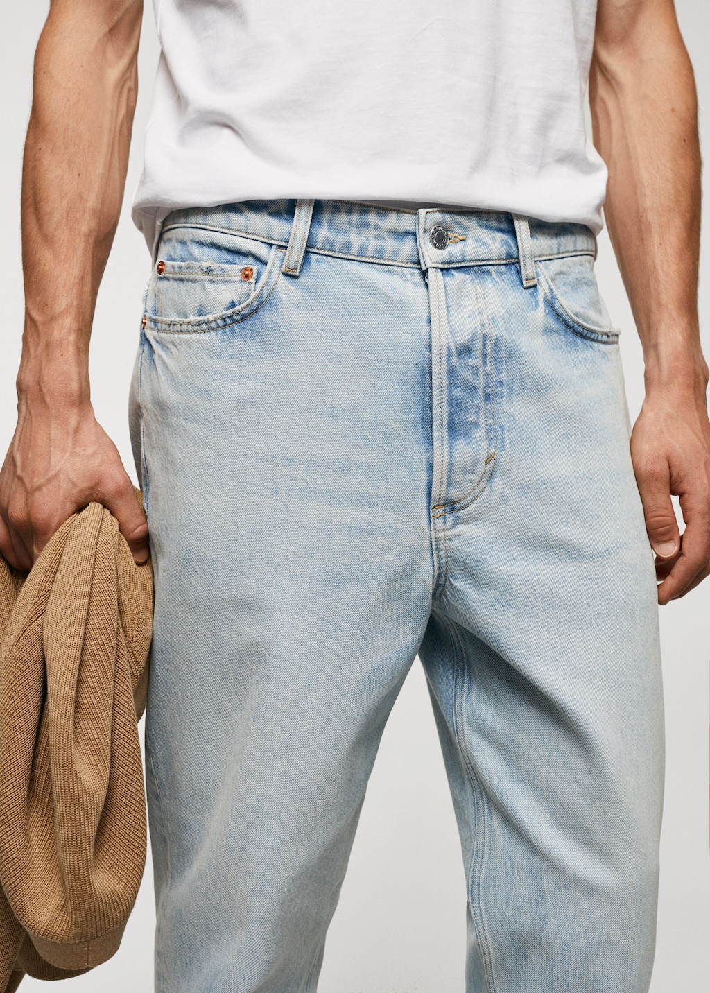 Tapered loose cropped jeans - Details of the article 1