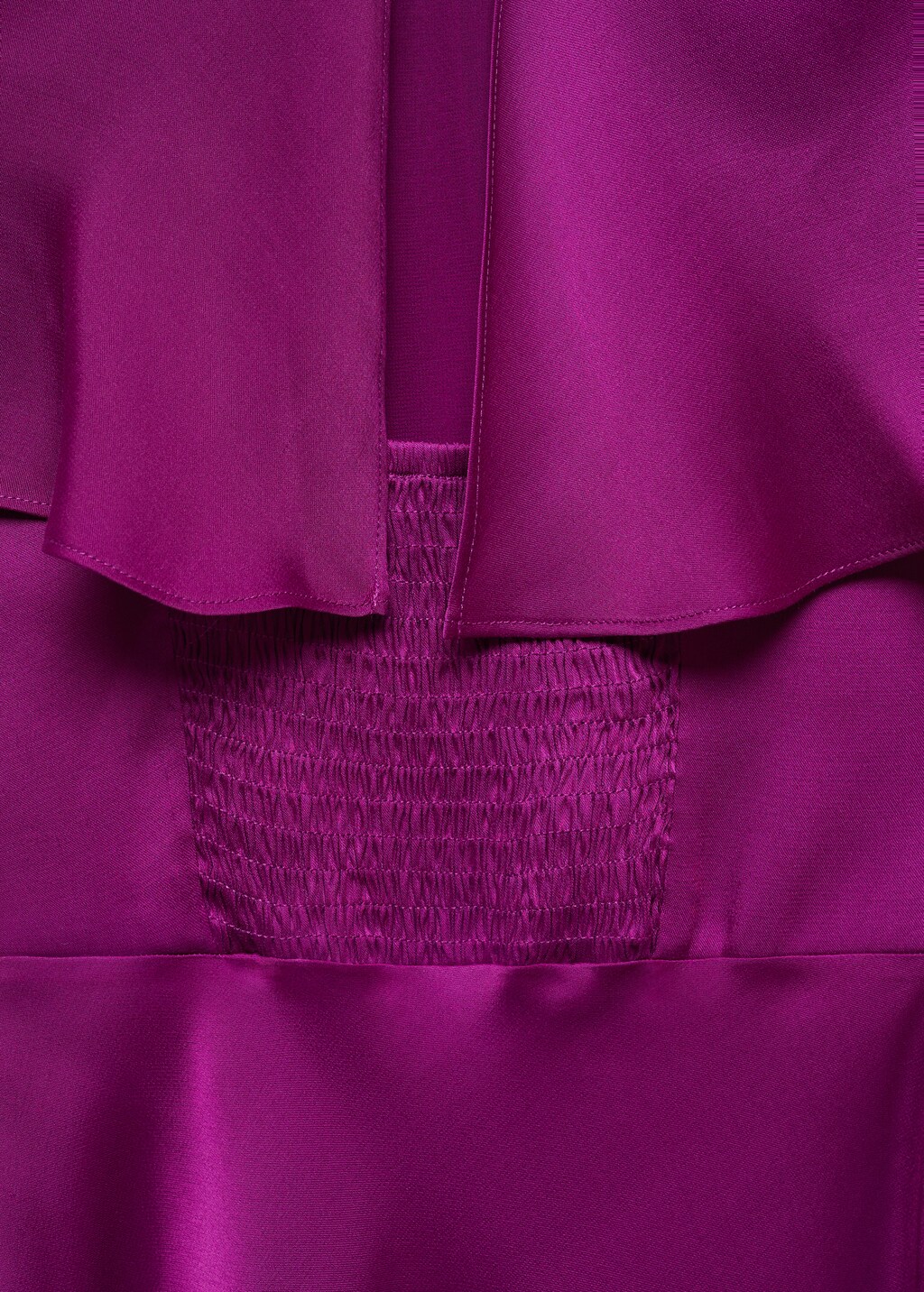 Satiniertes Kleid mit Detail am Rückenteil - Detail des Artikels 8