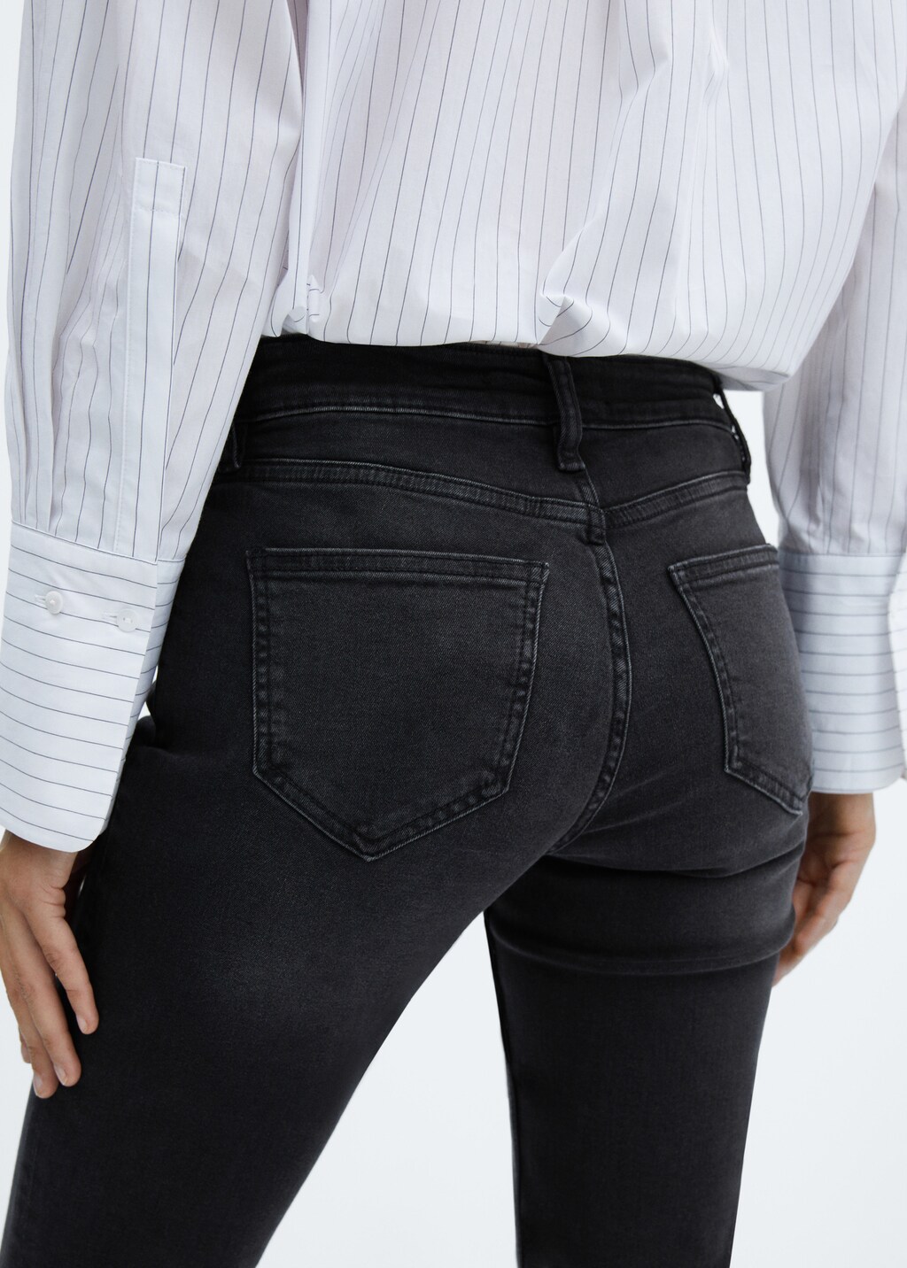 Low-rise flared jeans - Details of the article 6