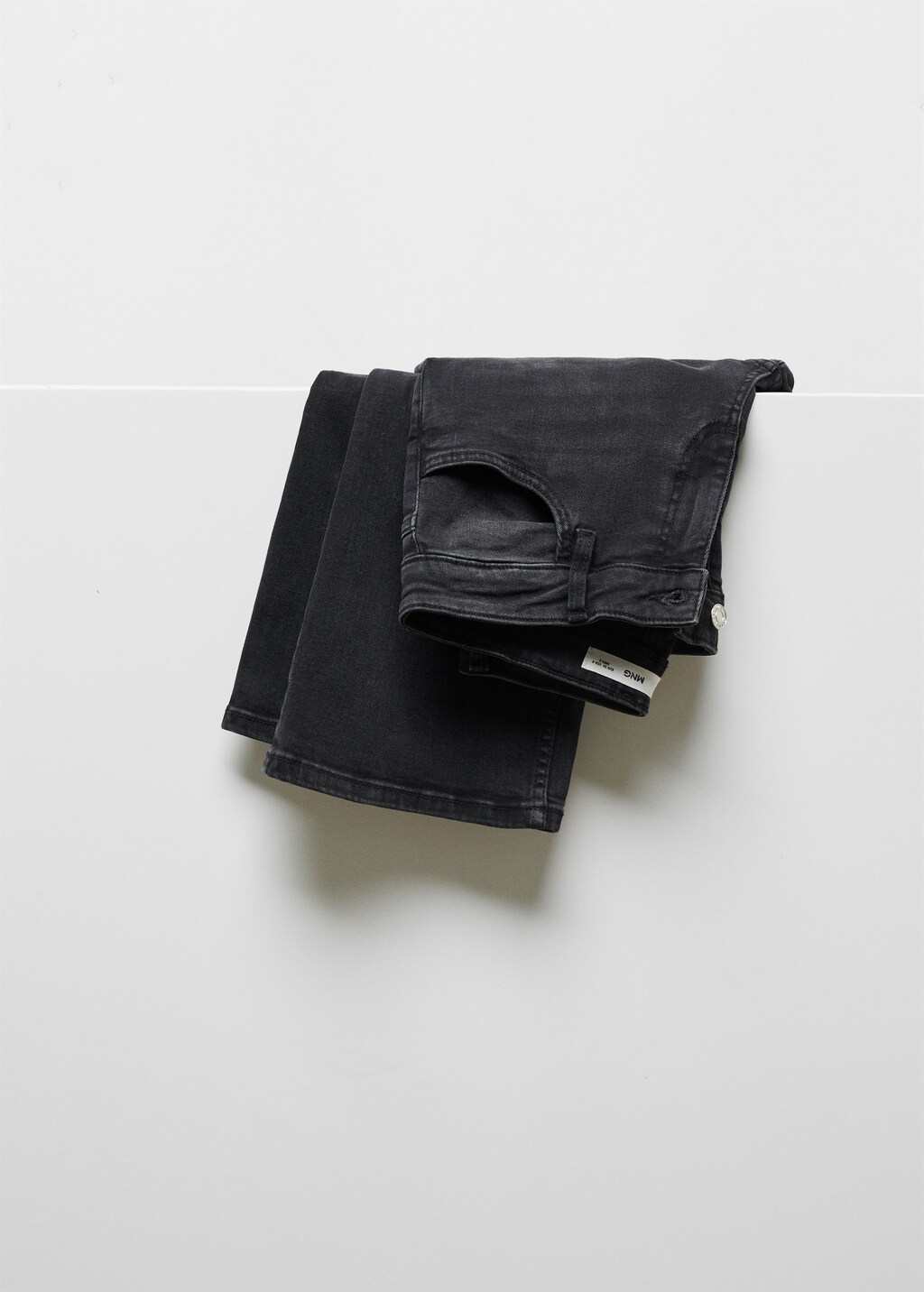 Low-rise flared jeans - Details of the article 8