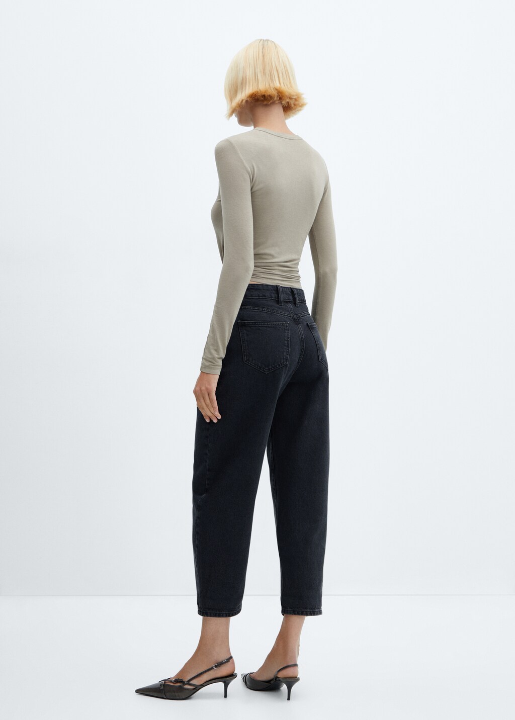 High-waist slouchy jeans - Reverse of the article