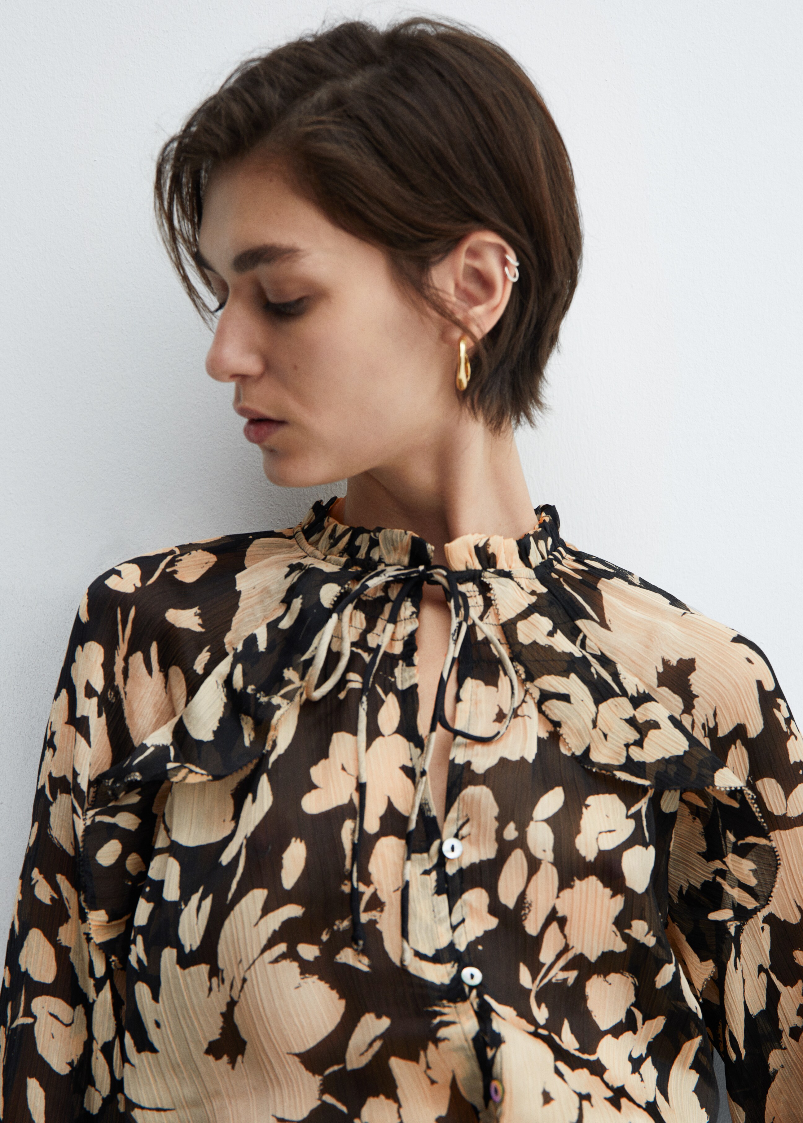 Floral-print flowy blouse - Details of the article 1