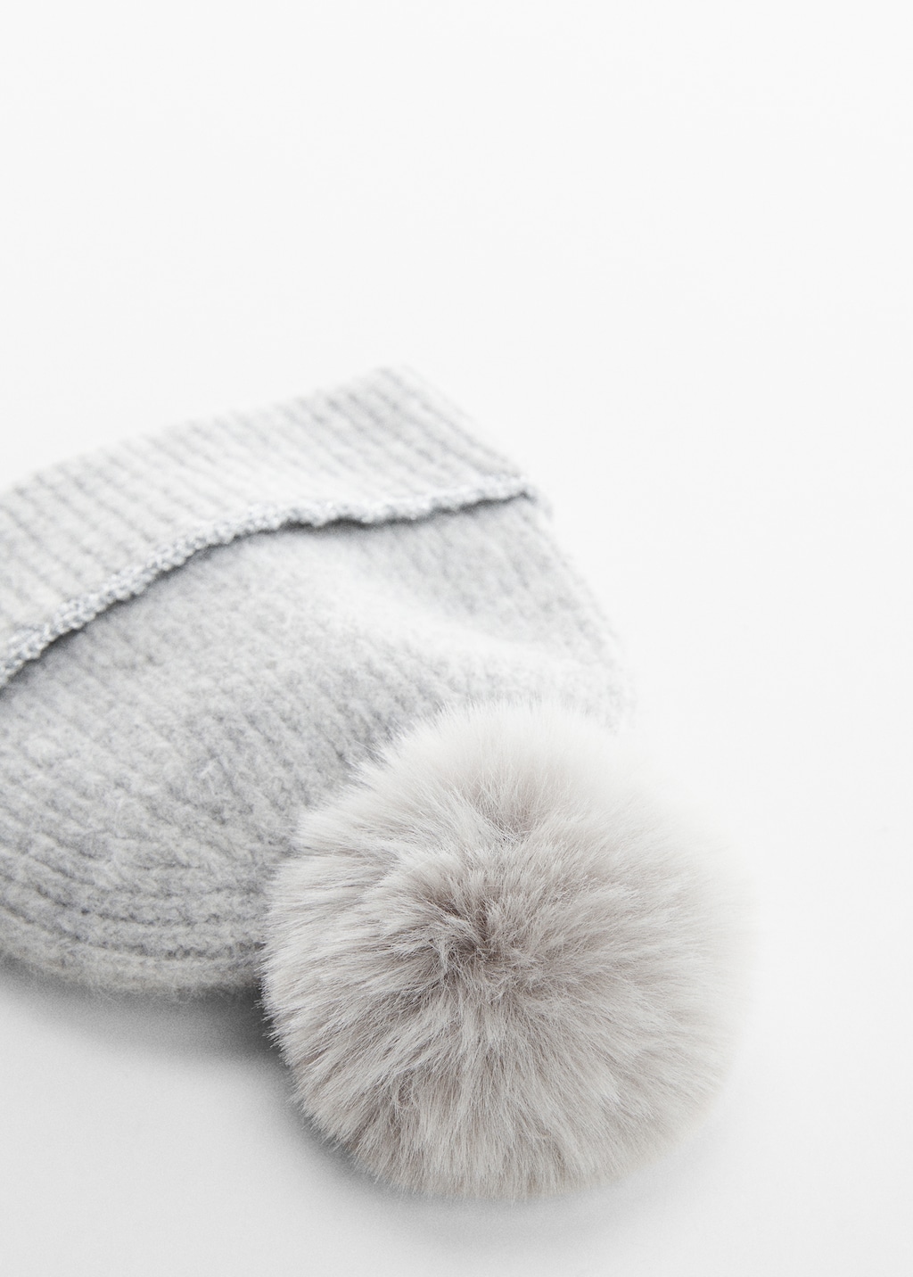 Pom pom faux fur beanie - Details of the article 1