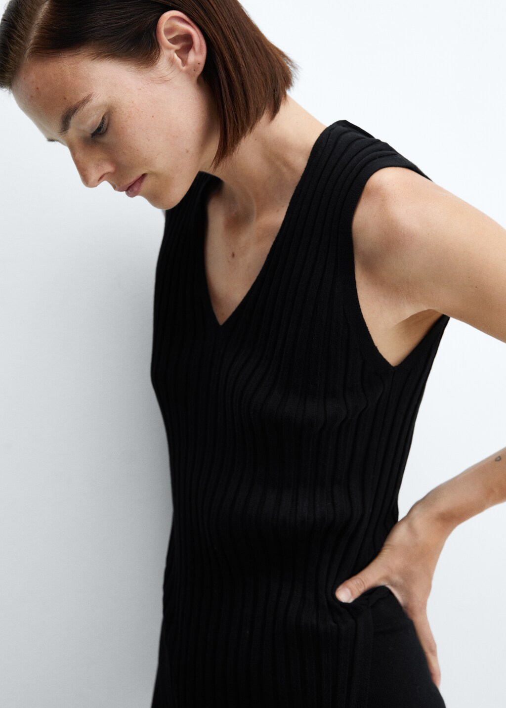 Ribbed V-neck top - Details of the article 4