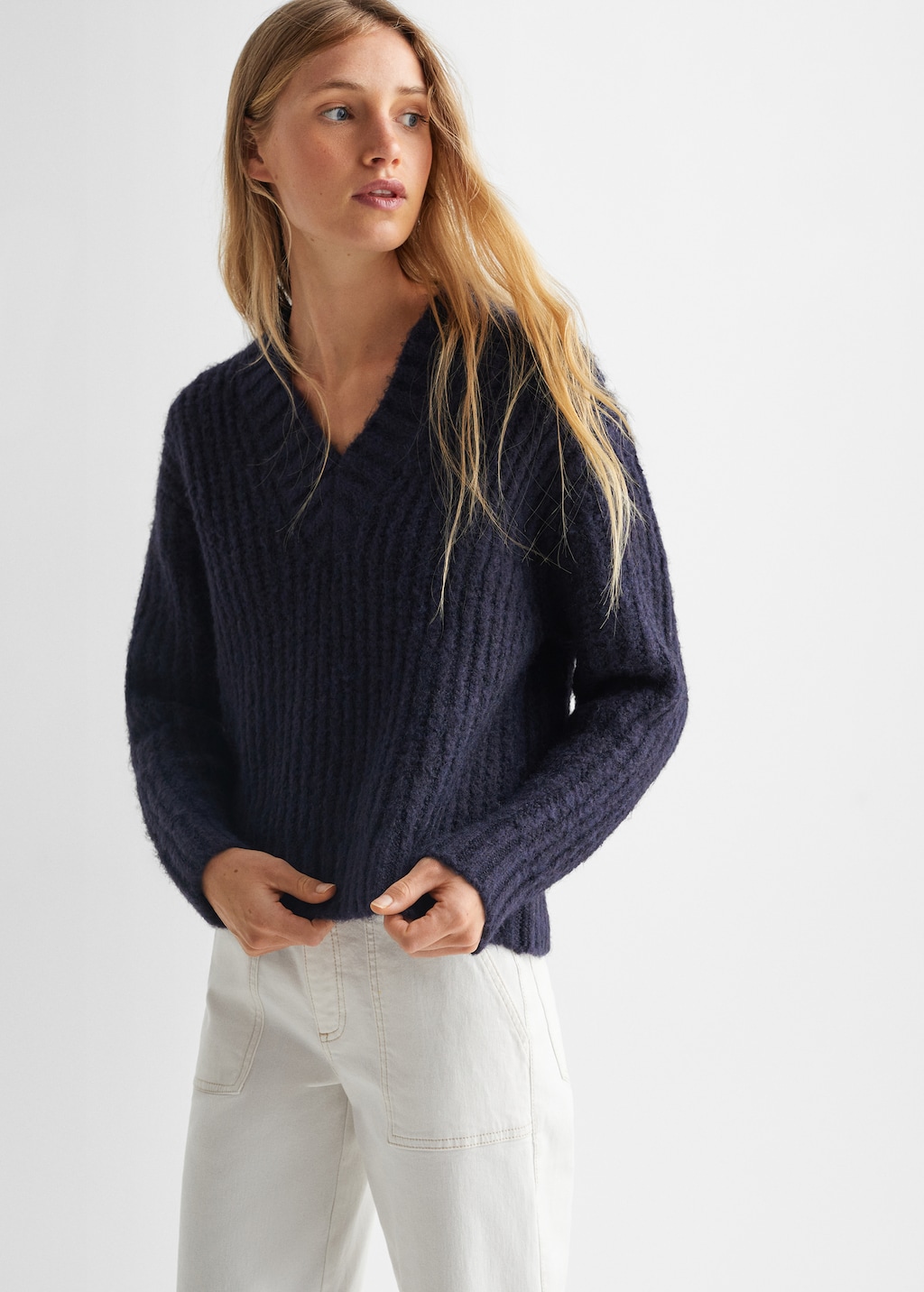 V-neck knit sweater - Medium plane