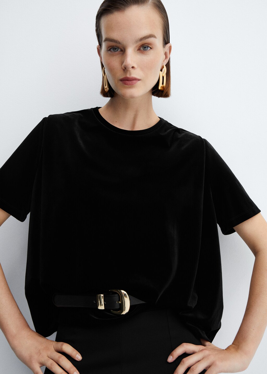 T-shirt with velvet shoulder pads  - Details of the article 1