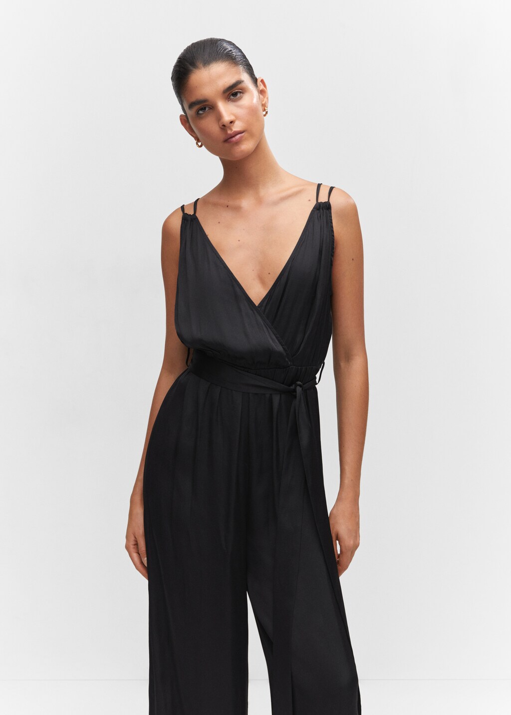 Satinierter Jumpsuit mit Plisséefalten - Mittlere Ansicht