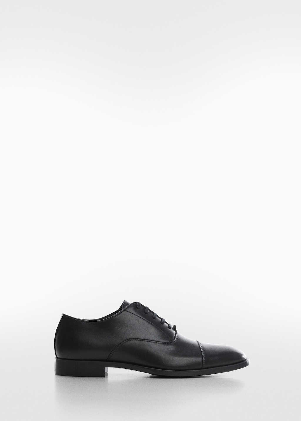 Elongated leather suit shoes - Article without model