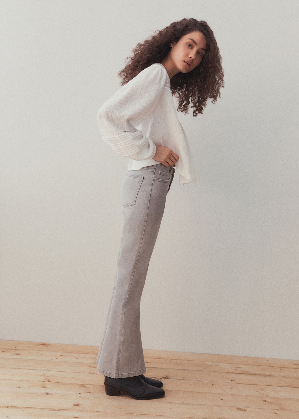 Buttons flare jeans - Details of the article 5