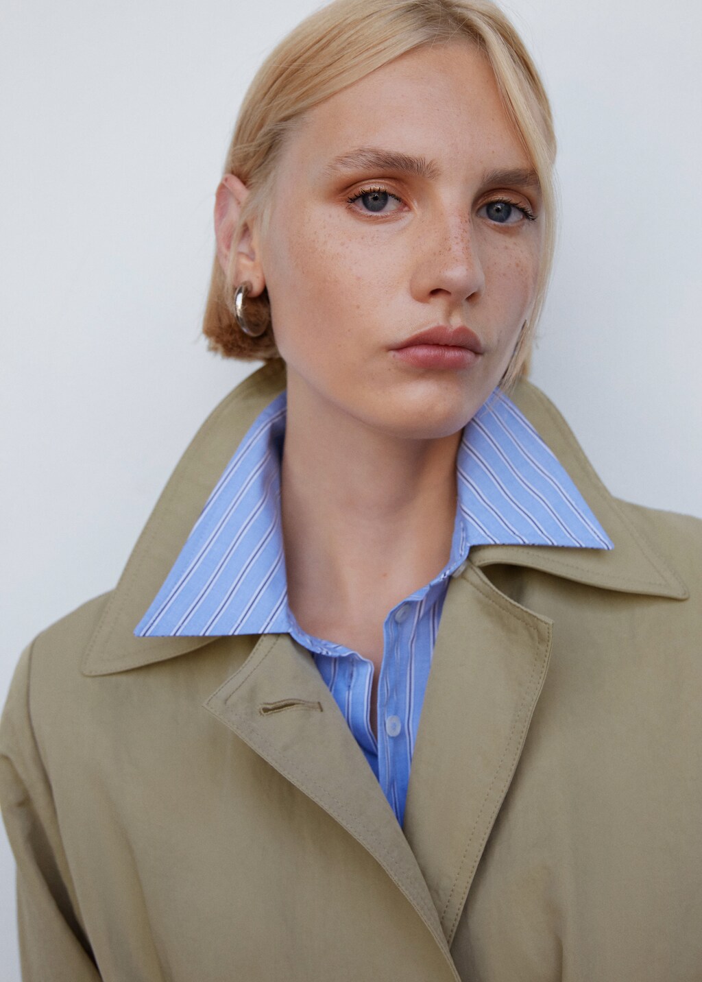 Fluid trench coat with tie - Details of the article 1