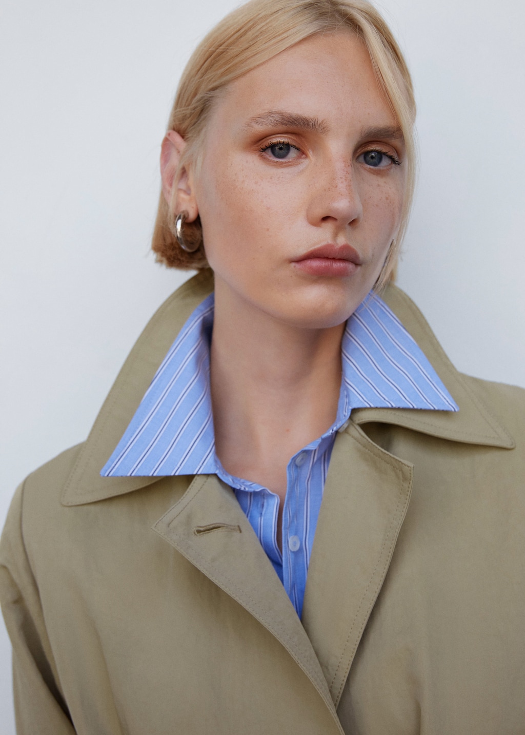 Fluid trench coat with tie - Details of the article 1