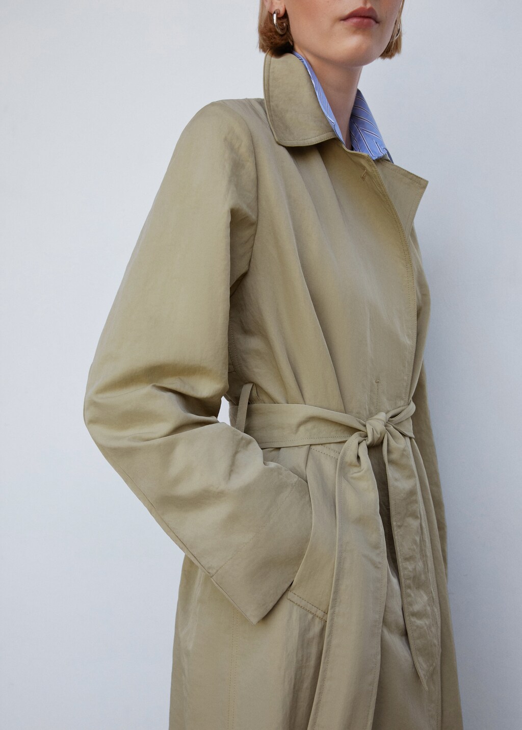 Fluid trench coat with tie - Details of the article 2