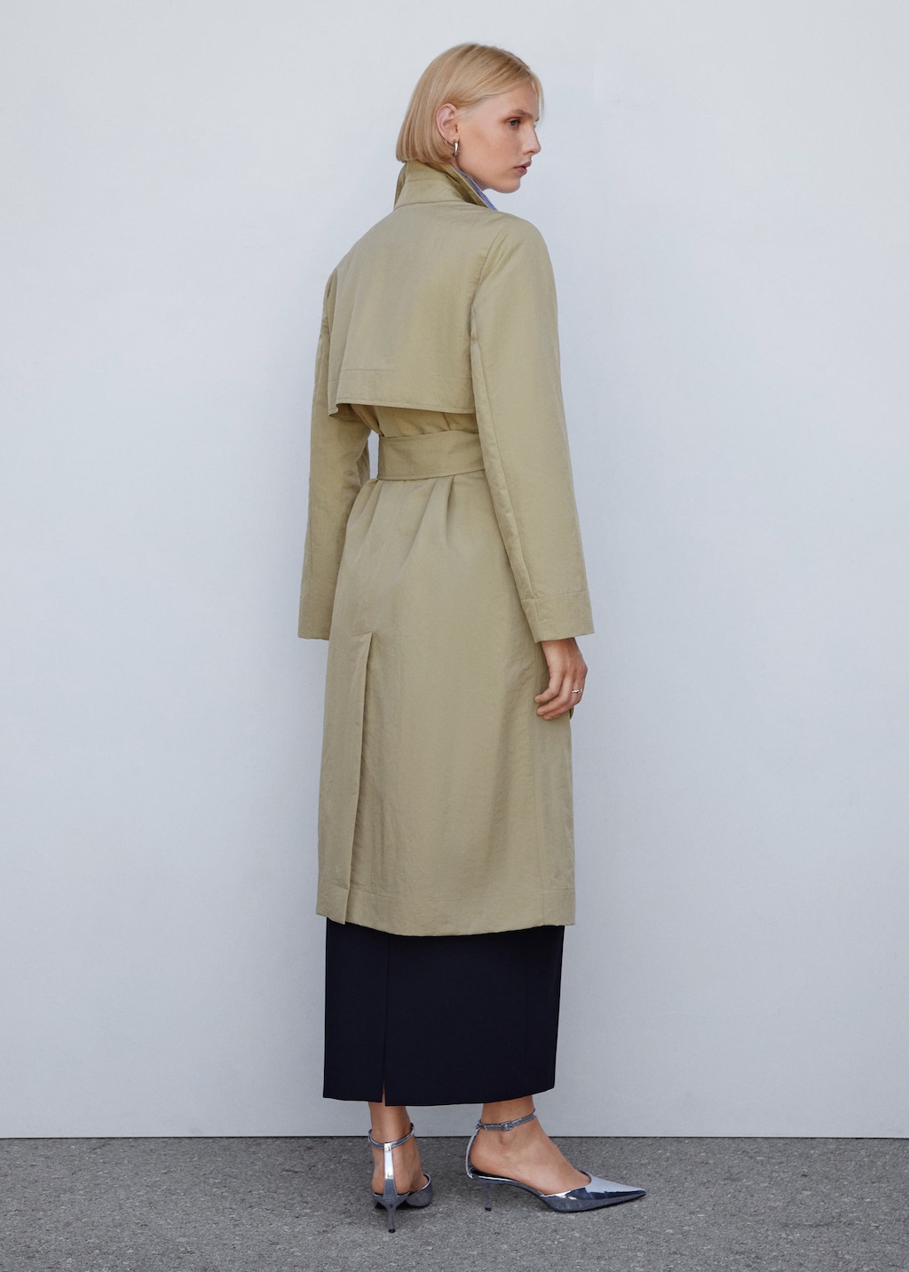 Fluid trench coat with tie - Reverse of the article