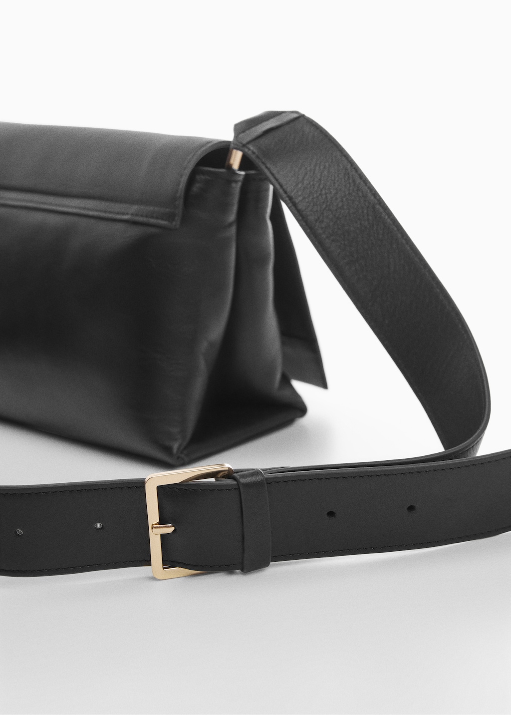 Leather shoulder bag with flap - Details of the article 1