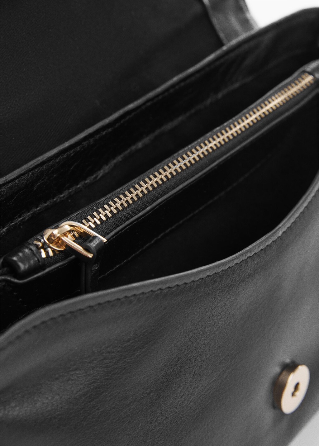 Leather shoulder bag with flap - Details of the article 2