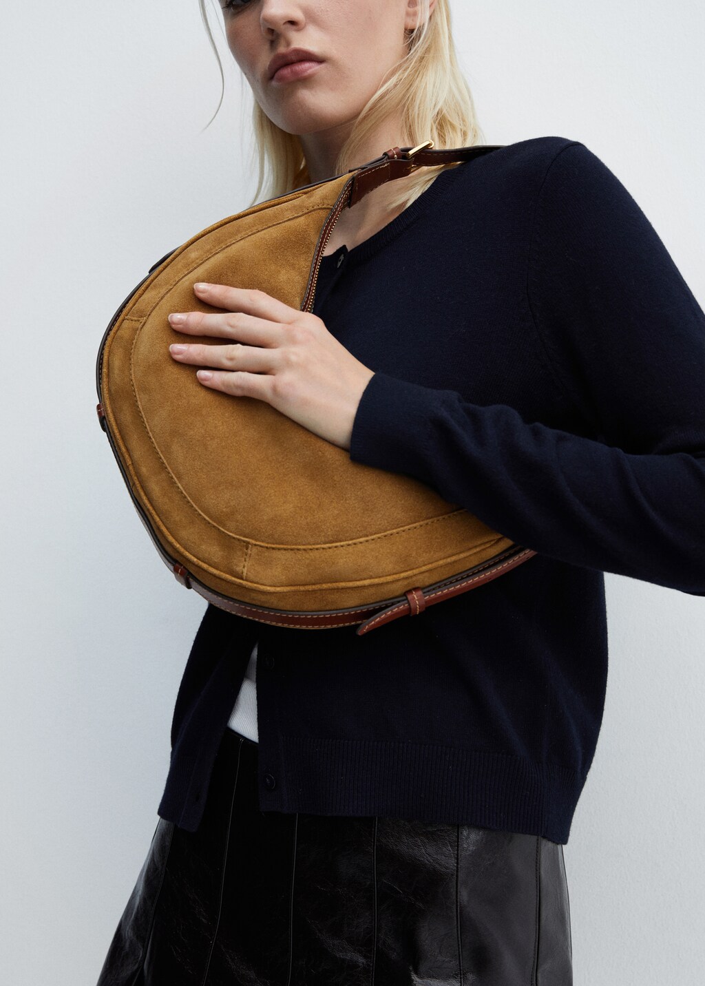 Leather shoulder bag - Details of the article 9