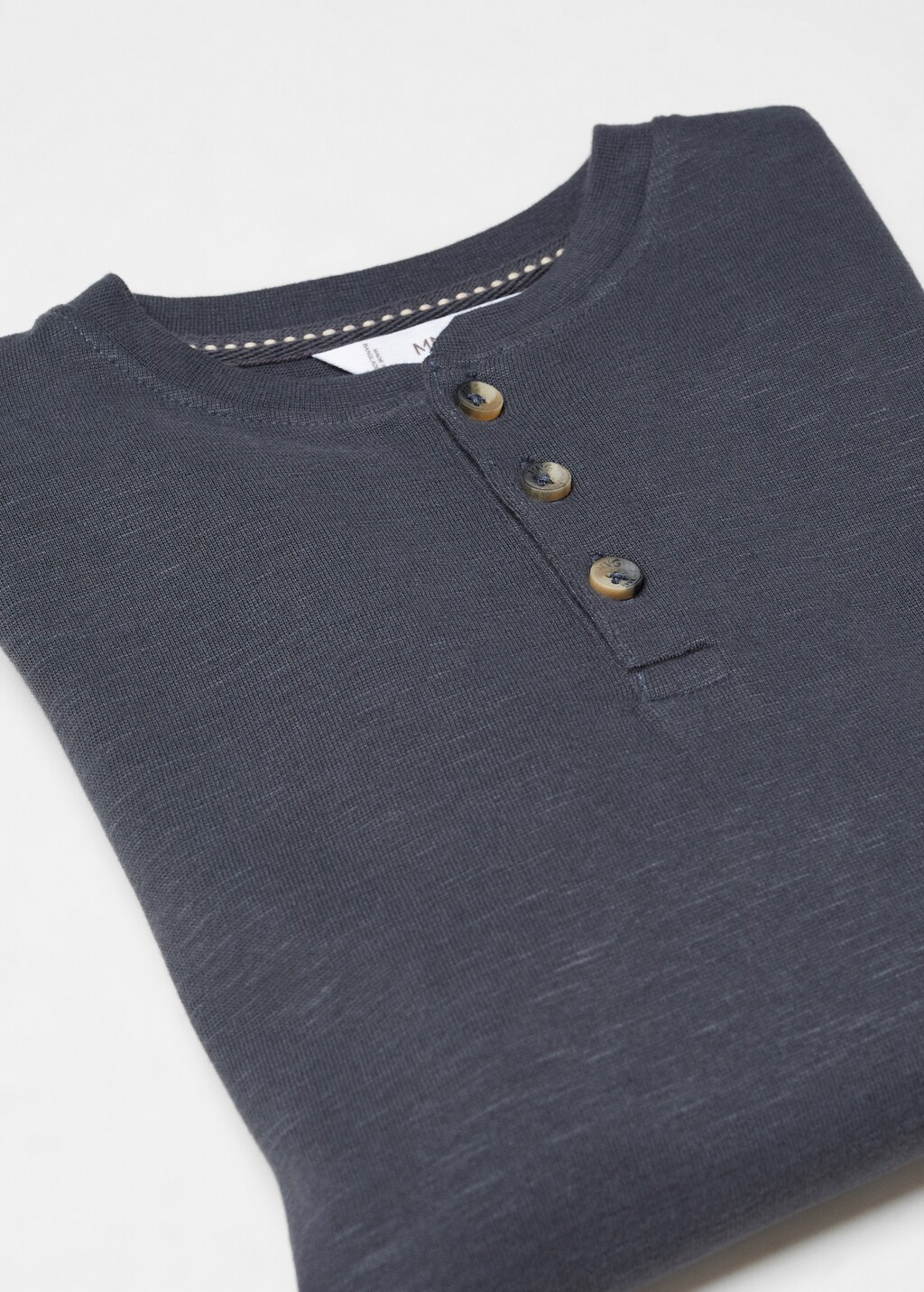 Buttoned long sleeve t-shirt - Details of the article 8