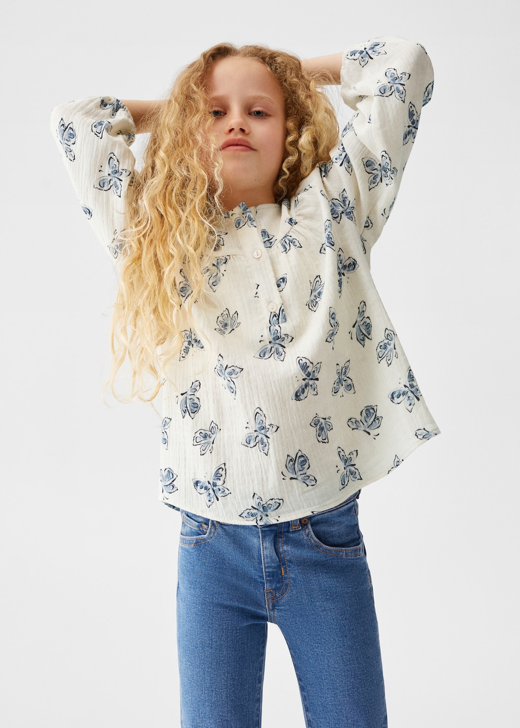 Blusa estampado mariposas - Plano medio