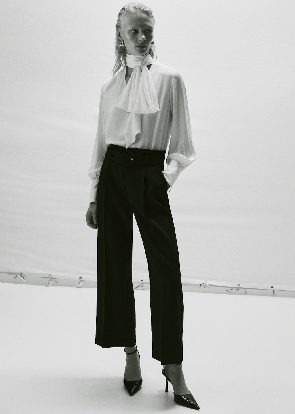 Paperbag trousers with belt - Details of the article 6