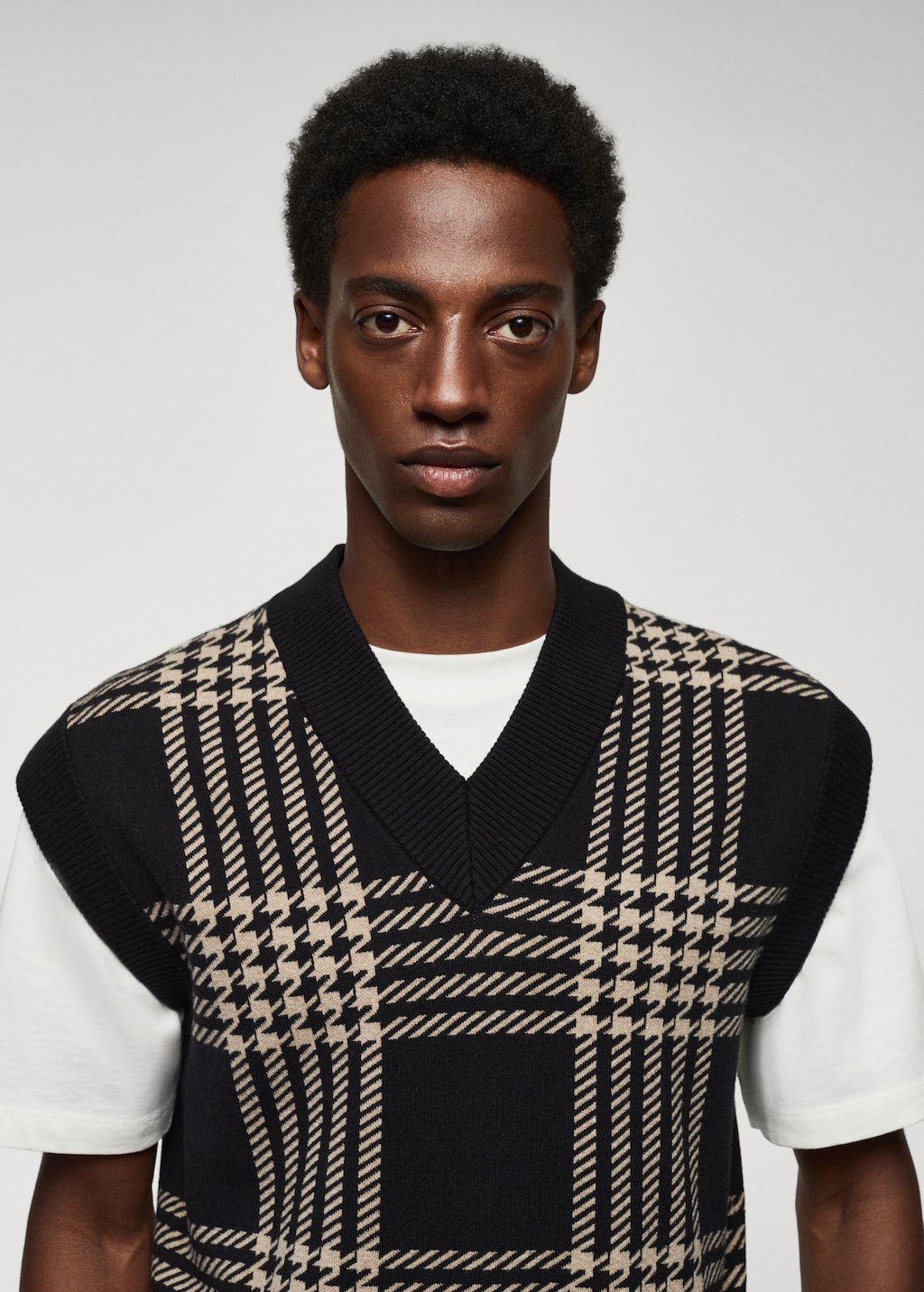 Fine-knit houndstooth-print gilet - Details of the article 1